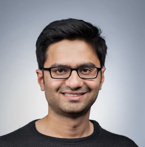 amar-kamat-768x780.webp-600x600-q90-alias-col-6-subsampling-2